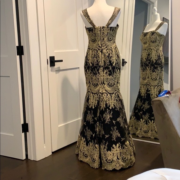 Gold and black gown - Picture 2 of 4